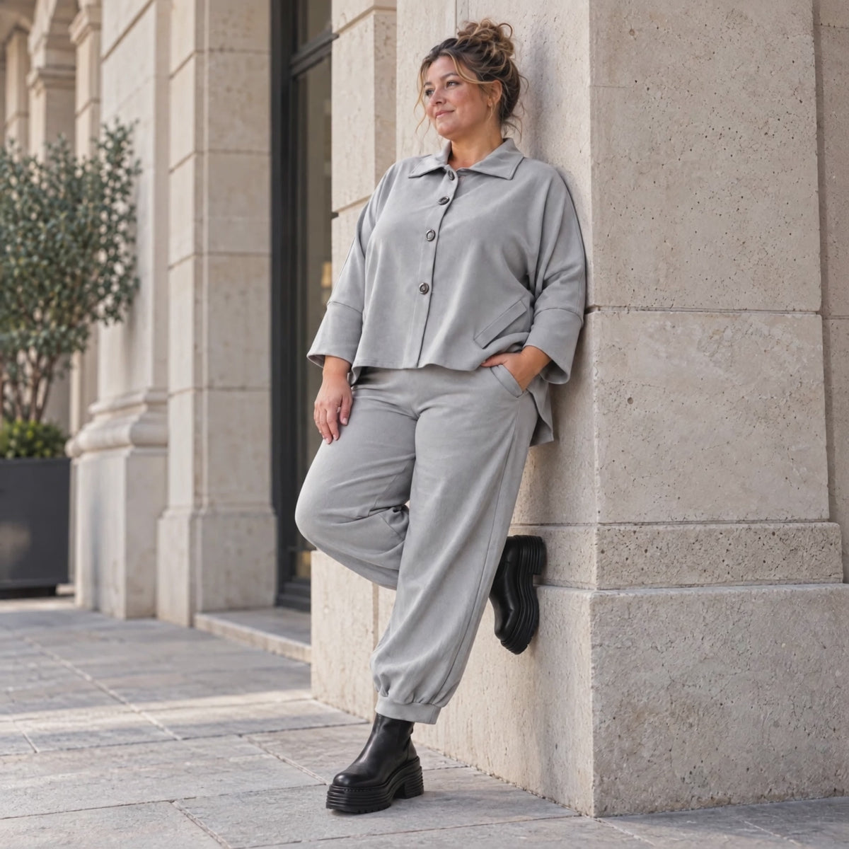 Graue Jeansjacke in weicher Stretchqualität mit Vokuhilaschnitt und bequemem Sitz