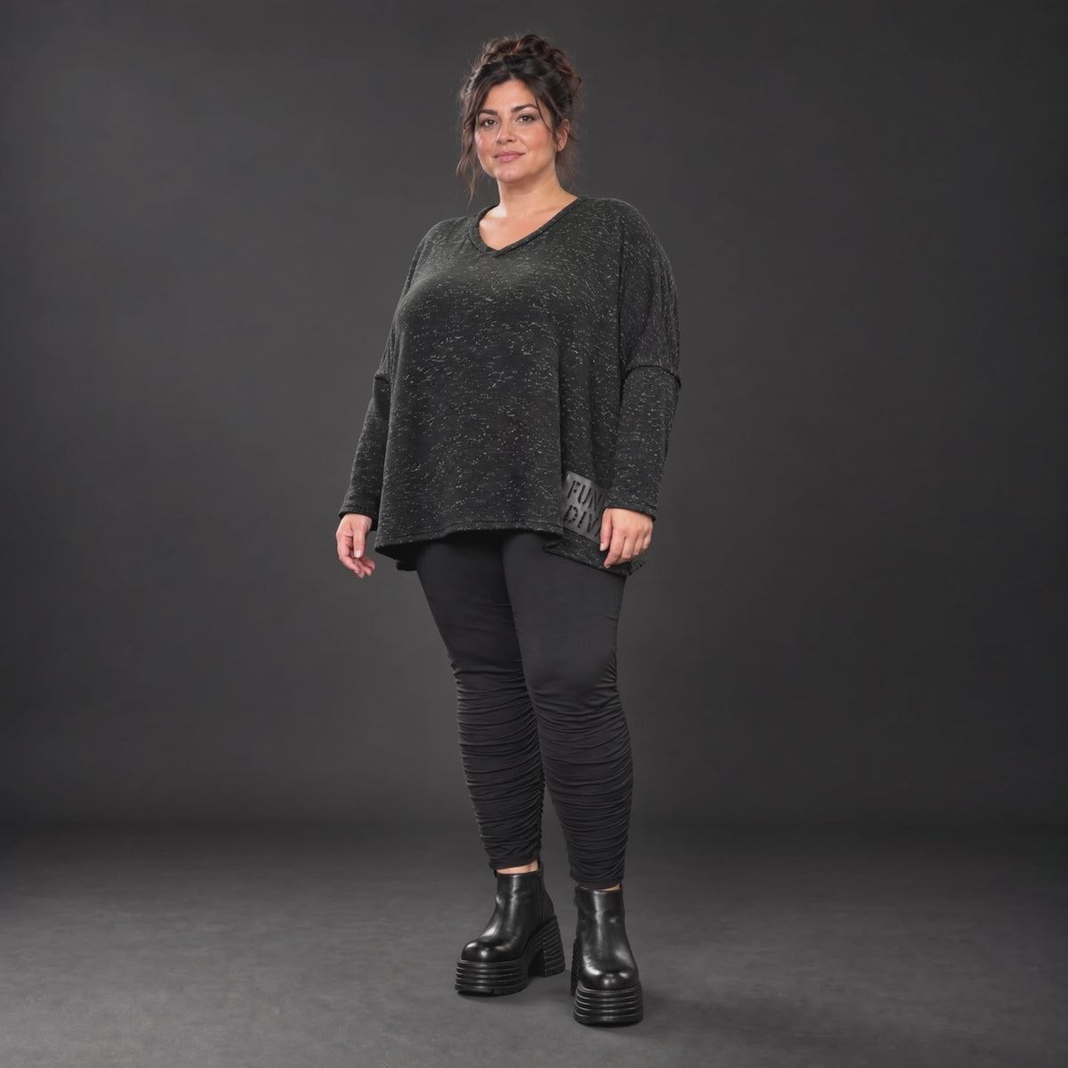 Langarmshirt in Schwarz/Weiß meliert aus weichem Flauschgarnfeinstrick mit V-Ausschnitt