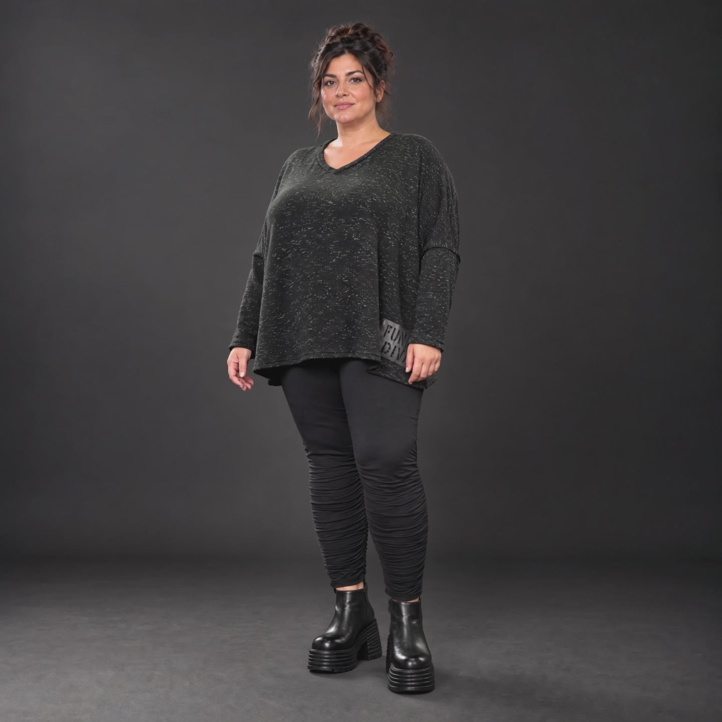 Langarmshirt in Schwarz/Weiß meliert aus weichem Flauschgarnfeinstrick mit V-Ausschnitt