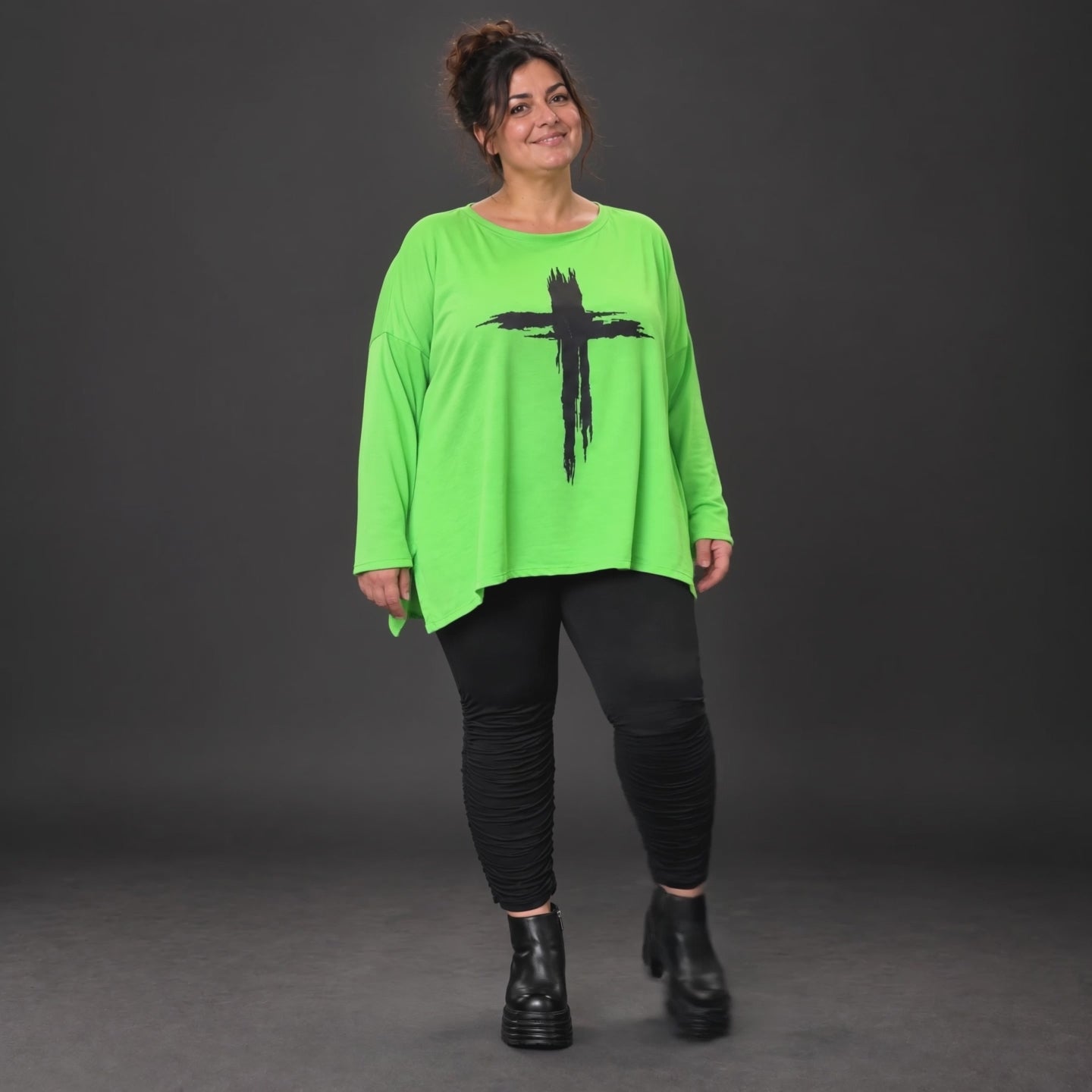 Grünes Langarmshirt in fließender A-Linie aus feinem Stretchjersey mit Rundhalsausschnitt