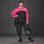 Kuscheliger Überwurf in Pink mit Kapuze und Tunnelzug aus warmem Stretchjersey aus Italien