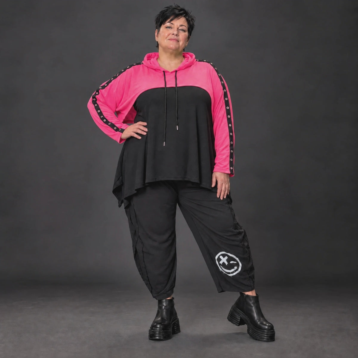 Kuscheliger Überwurf in Pink mit Kapuze und Tunnelzug aus warmem Stretchjersey aus Italien
