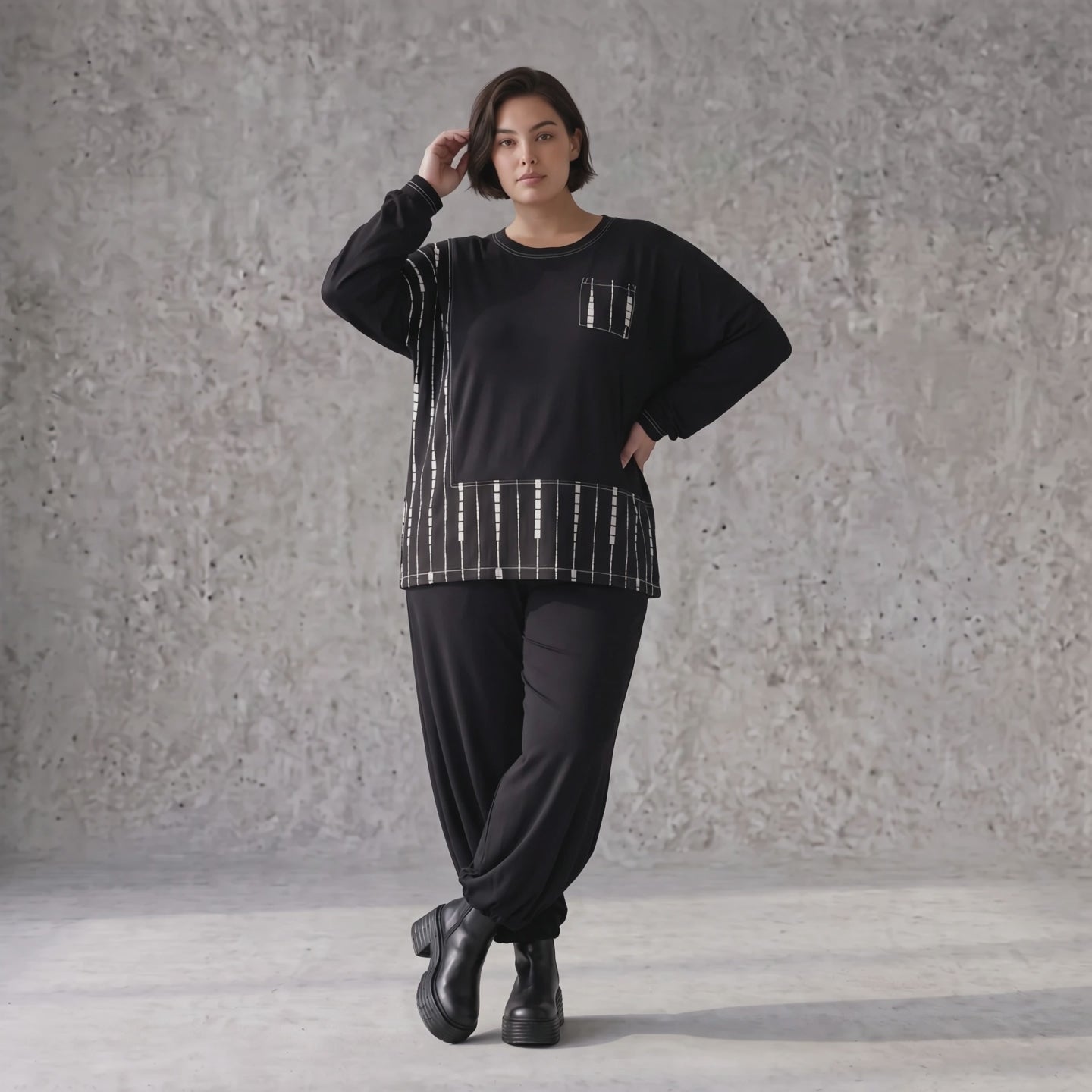 Schwarzes Basicshirt aus Viskosejersey mit Stretch und Brusttasche in geradem Schnitt