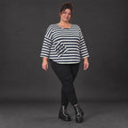 Shirt aus weichem Stretchjersey in Creme/Dunkelblau mit 7/8-Arm und aufgesetzten Taschen