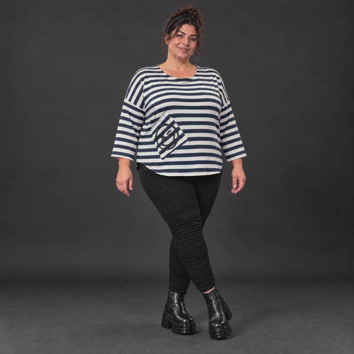 Shirt aus weichem Stretchjersey in Creme/Dunkelblau mit 7/8-Arm und aufgesetzten Taschen
