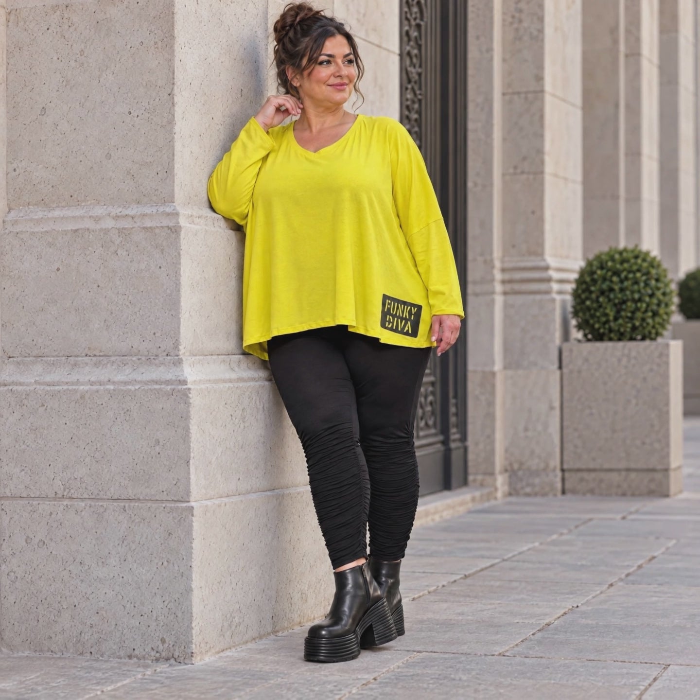 Langarmshirt in Gelb aus weichem Stretchjersey mit V-Ausschnitt und kastiger Passform