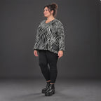 Flauschiges Feinstrickshirt aus Italien mit V-Ausschnitt in Schwarz/Weiß gemustert