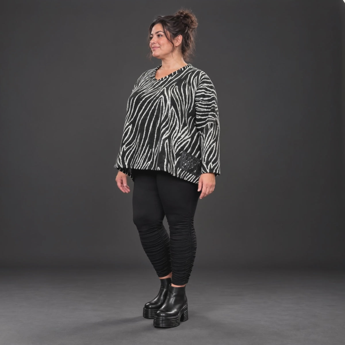 Flauschiges Feinstrickshirt aus Italien mit V-Ausschnitt in Schwarz/Weiß gemustert