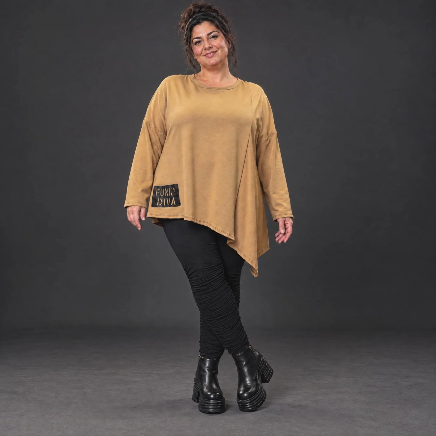 Warmes Langarmshirt in Camel mit asymmetrischem Zipfelsaum aus weichem Jersey mit Stretch