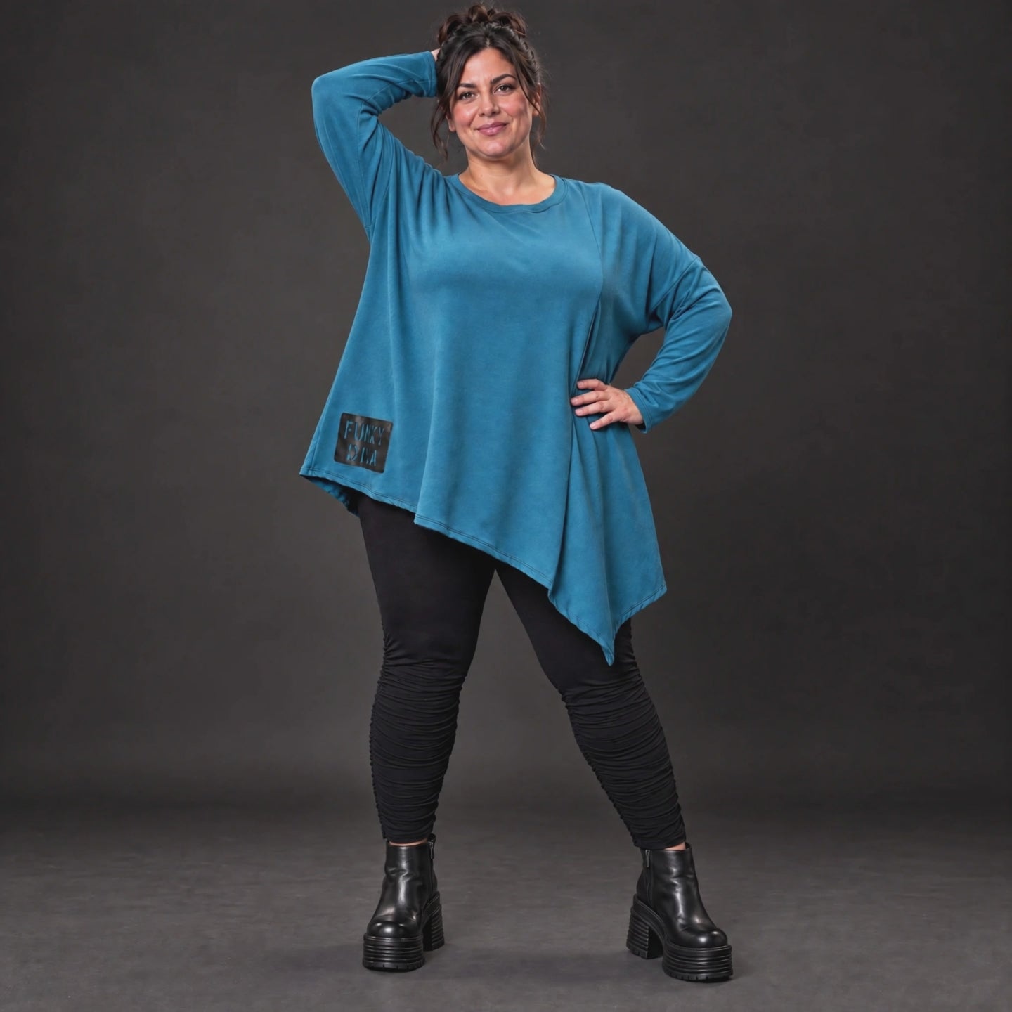 Blaues Langarmshirt mit asymmetrischem Zipfelsaum aus weichem Stretchjersey Made in Italy