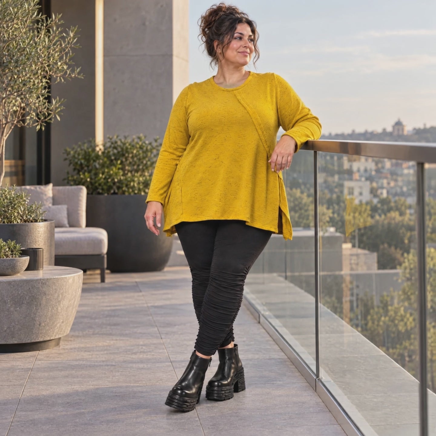 Gelbes Feinstrickshirt in A-Linie mit Reißverschluss am Ausschnitt und flauschigem Garn