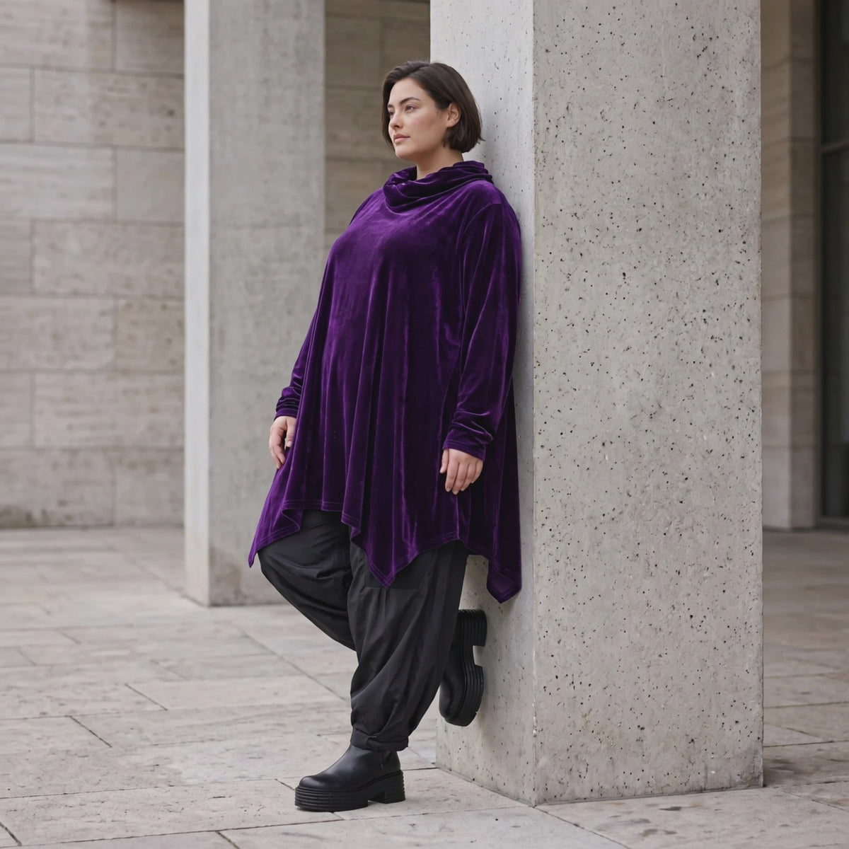 Violettes Velourshirt mit Rollkragen in A-Linie mit Seitentaschen weich und kuschelig