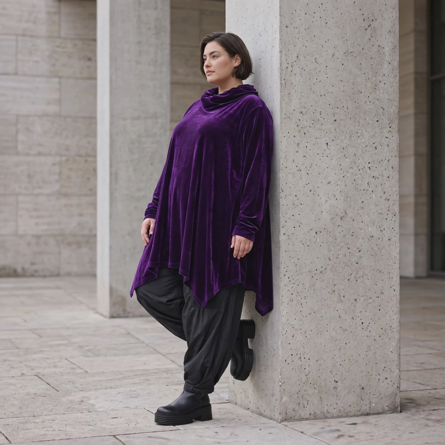 Violettes Velourshirt mit Rollkragen in A-Linie mit Seitentaschen weich und kuschelig