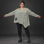 Langarmshirt in Creme/Dunkelgrün mit asymmetrischem Zipfelsaum aus weichem Stretchjersey