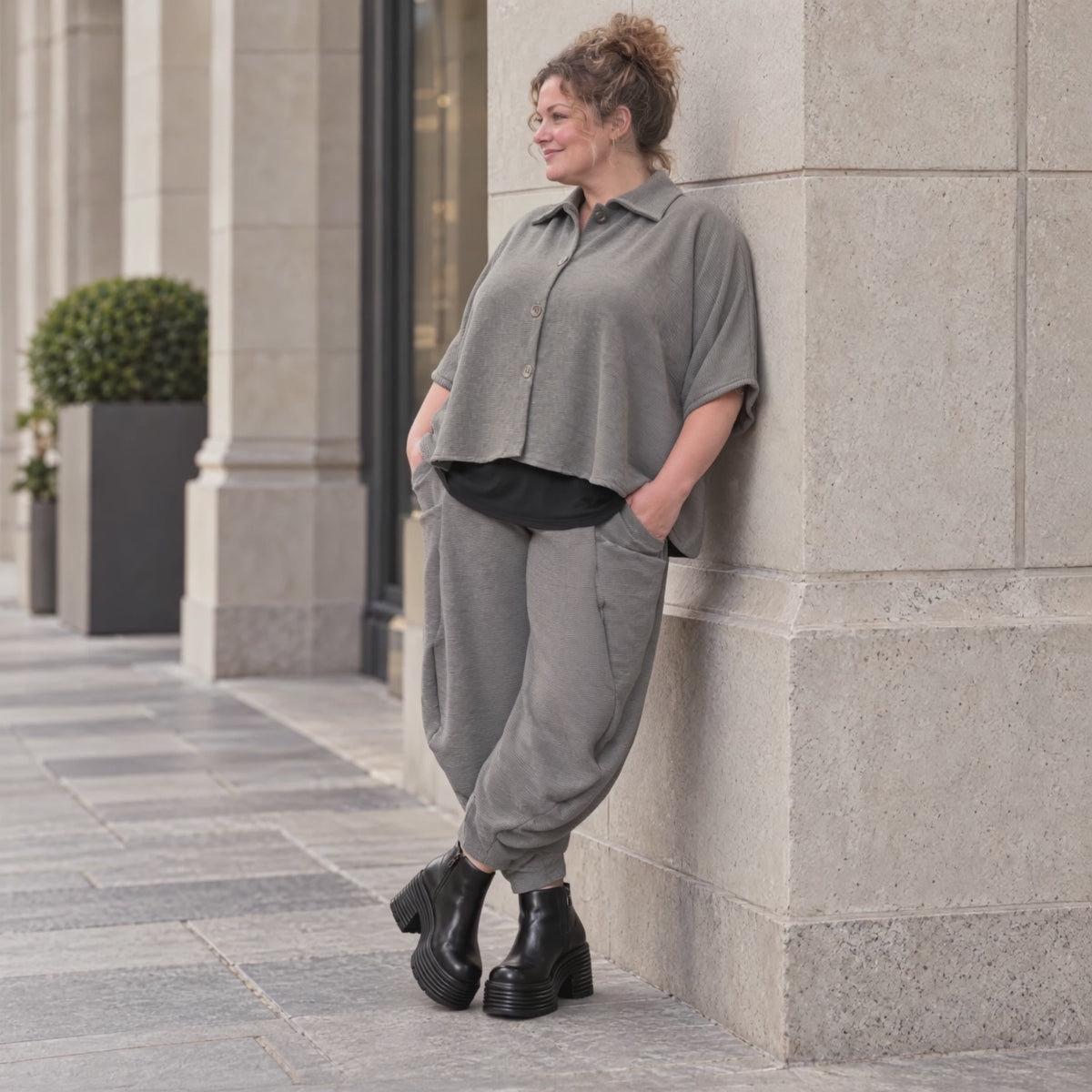 Hemdbluse in Dunkelgrau aus Ribbstoff mit Stretch und Hemdkragen im gerundeten Schnitt