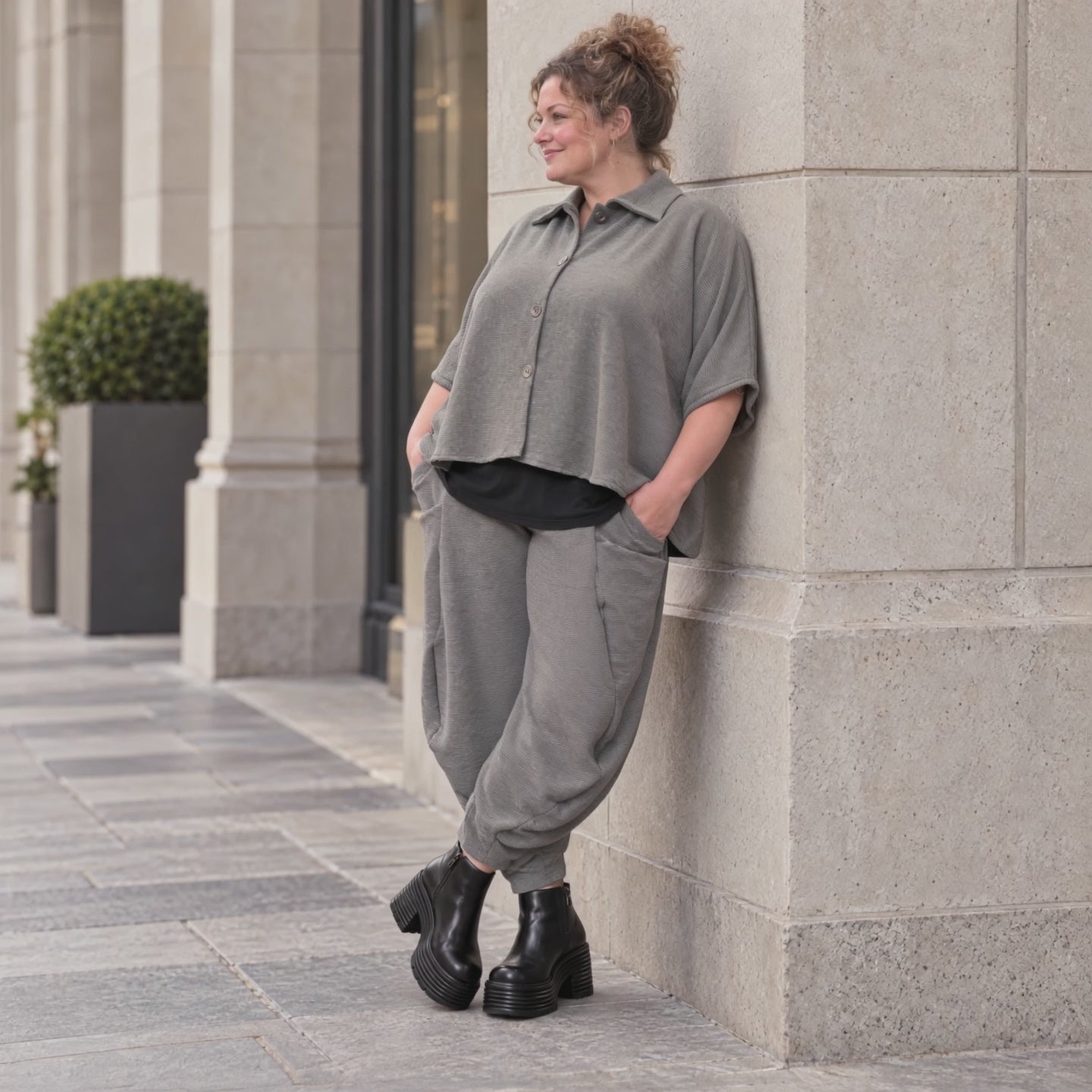 Hemdbluse in Dunkelgrau aus Ribbstoff mit Stretch und Hemdkragen im gerundeten Schnitt