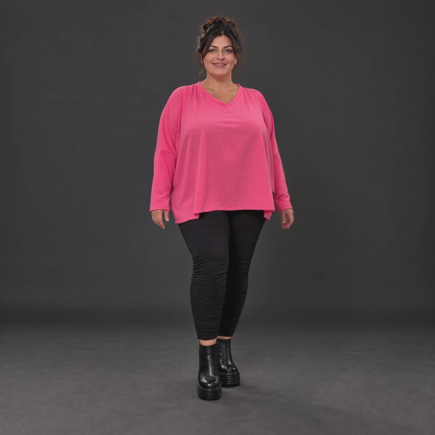 Langarmshirt in Pink aus weichem Stretchjersey mit V-Ausschnitt und kastiger Silhouette