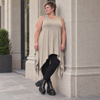 Ärmellose Tunika in Taupe aus weichem Modal Stretch mit lockerer A-Linie und Seitenspitzen