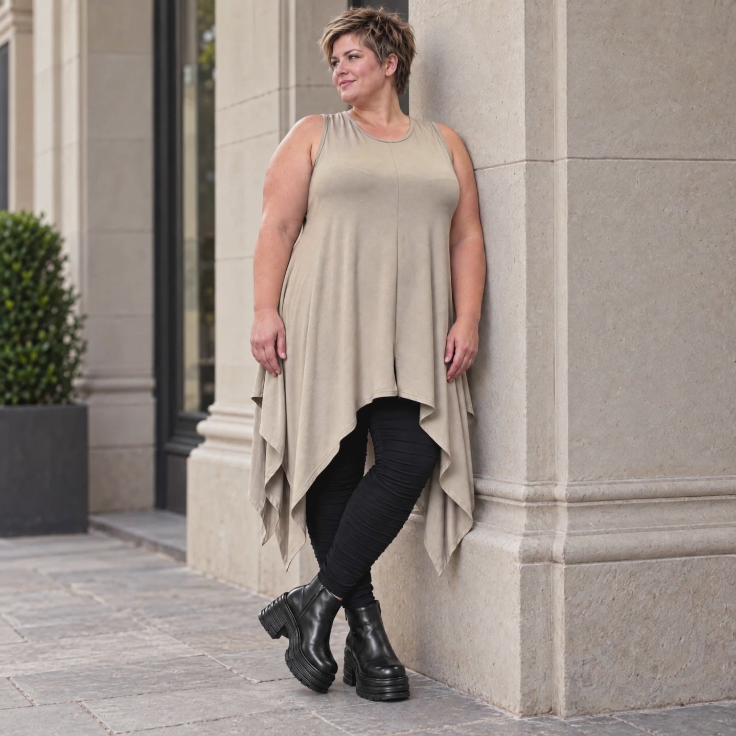 Ärmellose Tunika in Taupe aus weichem Modal Stretch mit lockerer A-Linie und Seitenspitzen