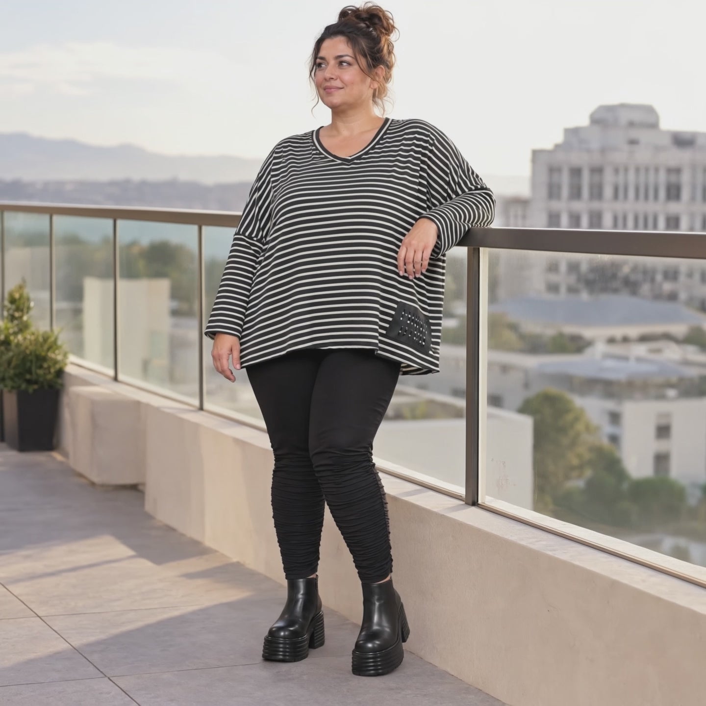 Langarmshirt in Schwarz/Weiß mit kastigem Schnitt und V-Ausschnitt aus Stretchjersey