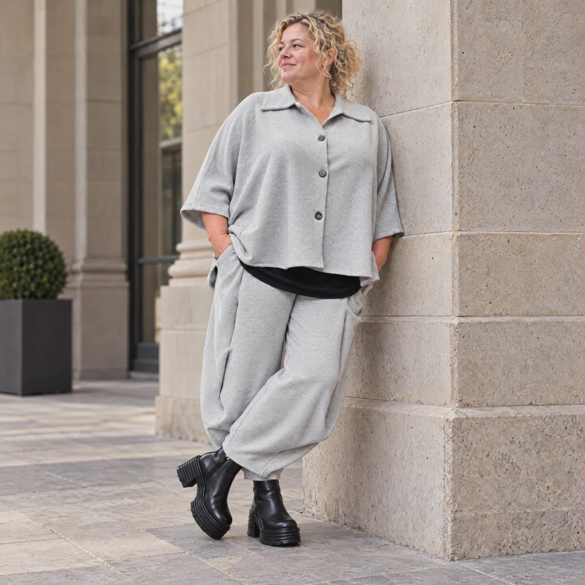 Graue Ballonhose aus weichem Rippmaterial mit elastischem Bund und aufgesetzten Taschen