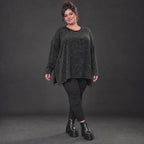 Feinstrickshirt in Schwarz/Weiß meliert mit fließender A-Linie und Seitenschlitzen am Saum