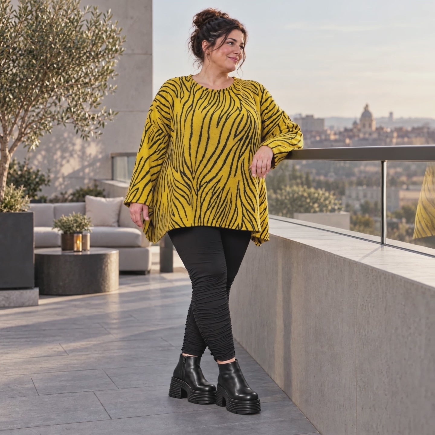 Flauschiges Strickshirt in Gelb/Schwarz mit Zebramuster in lockerer A-Linie und Schlitzen