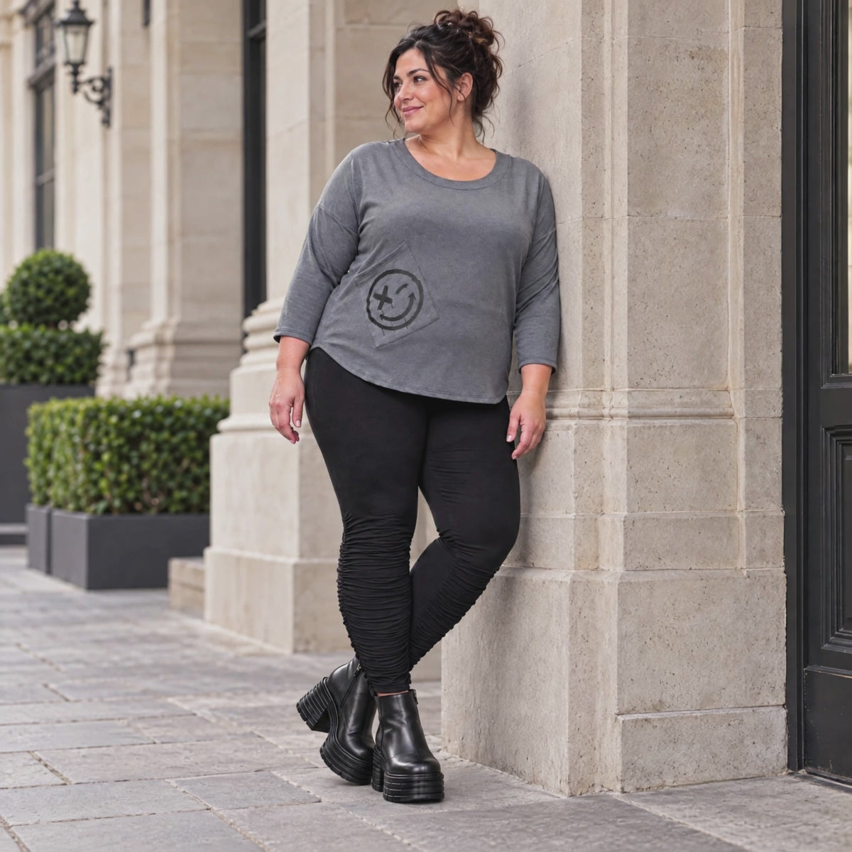 Weiches Shirt in Grau aus Stretchjersey mit gerundetem Schnitt und aufgesetzten Taschen