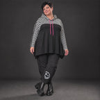 Gerader Kapuzenüberwurf aus weichem Stretchjersey in Schwarz/Weiß/Pink mit Streifenmuster