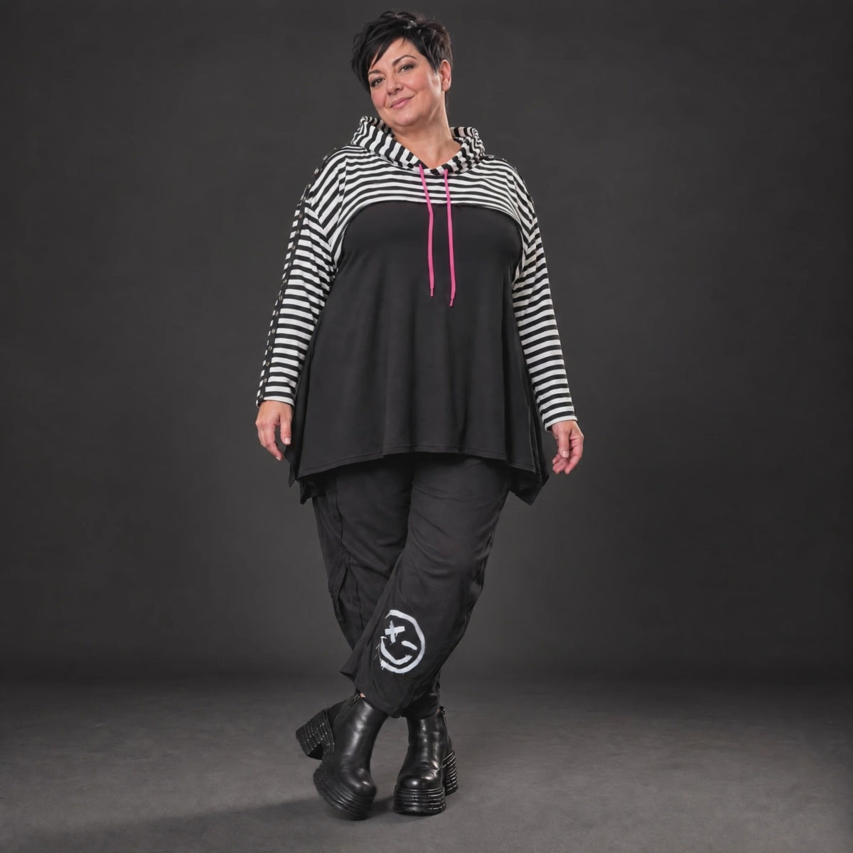 Gerader Kapuzenüberwurf aus weichem Stretchjersey in Schwarz/Weiß/Pink mit Streifenmuster