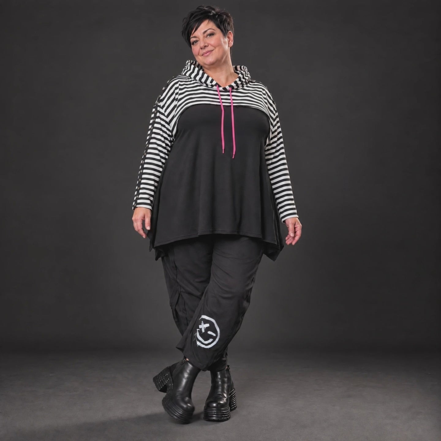 Gerader Kapuzenüberwurf aus weichem Stretchjersey in Schwarz/Weiß/Pink mit Streifenmuster