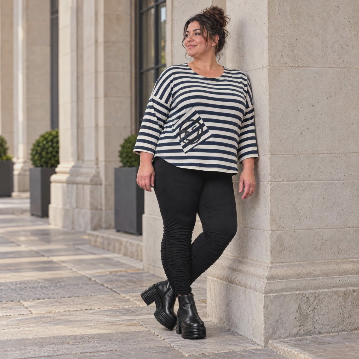 Shirt aus weichem Stretchjersey in Creme/Dunkelblau mit 7/8-Arm und aufgesetzten Taschen