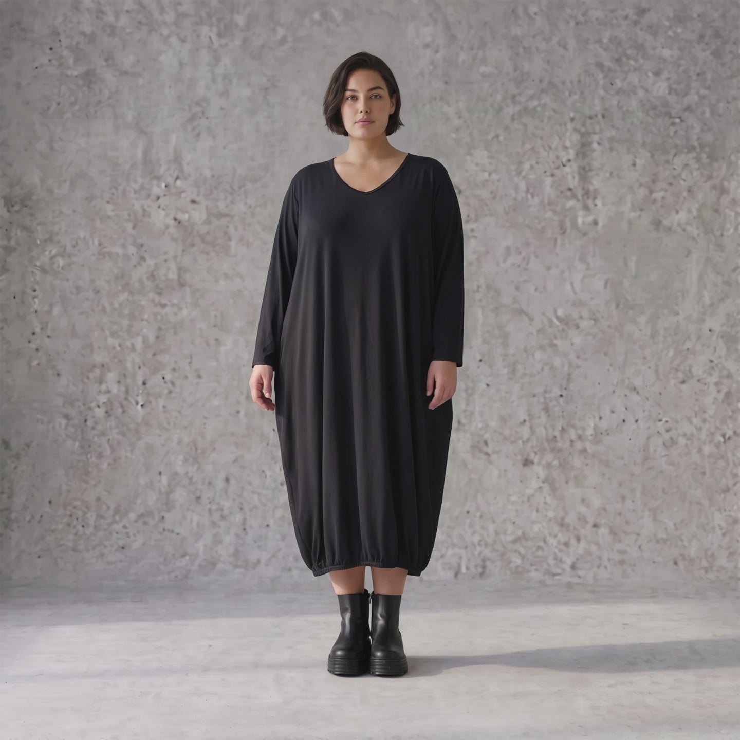 Jerseykleid in Ballonform mit V-Ausschnitt aus Stretchjersey und elastischem Saum