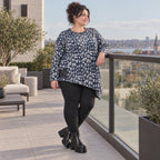 Asymmetrisches Feinstrickshirt in Marineblau/Grau mit Zipfelsaum und Rundhalsausschnitt