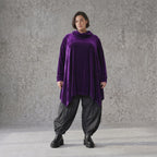 Violettes Velourshirt mit Rollkragen in A-Linie mit Seitentaschen weich und kuschelig