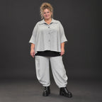 Graue Bluse aus weichem Ribbstoff mit Hemdkragen und gerundetem Saum für kalte Wintertage