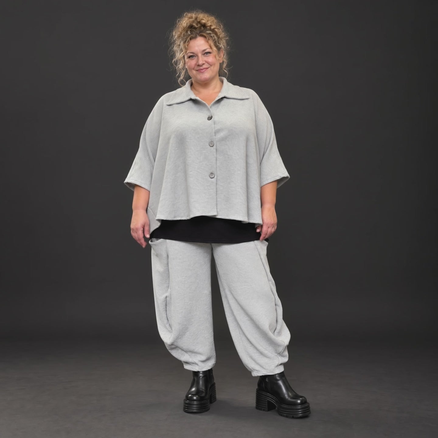 Graue Bluse aus weichem Ribbstoff mit Hemdkragen und gerundetem Saum für kalte Wintertage