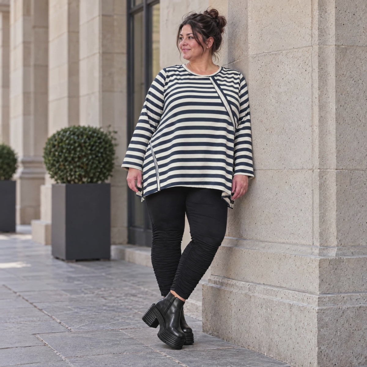 Langarmshirt in Creme/Dunkelblau mit A-Linie aus weichem Stretchjersey und Schlitzen
