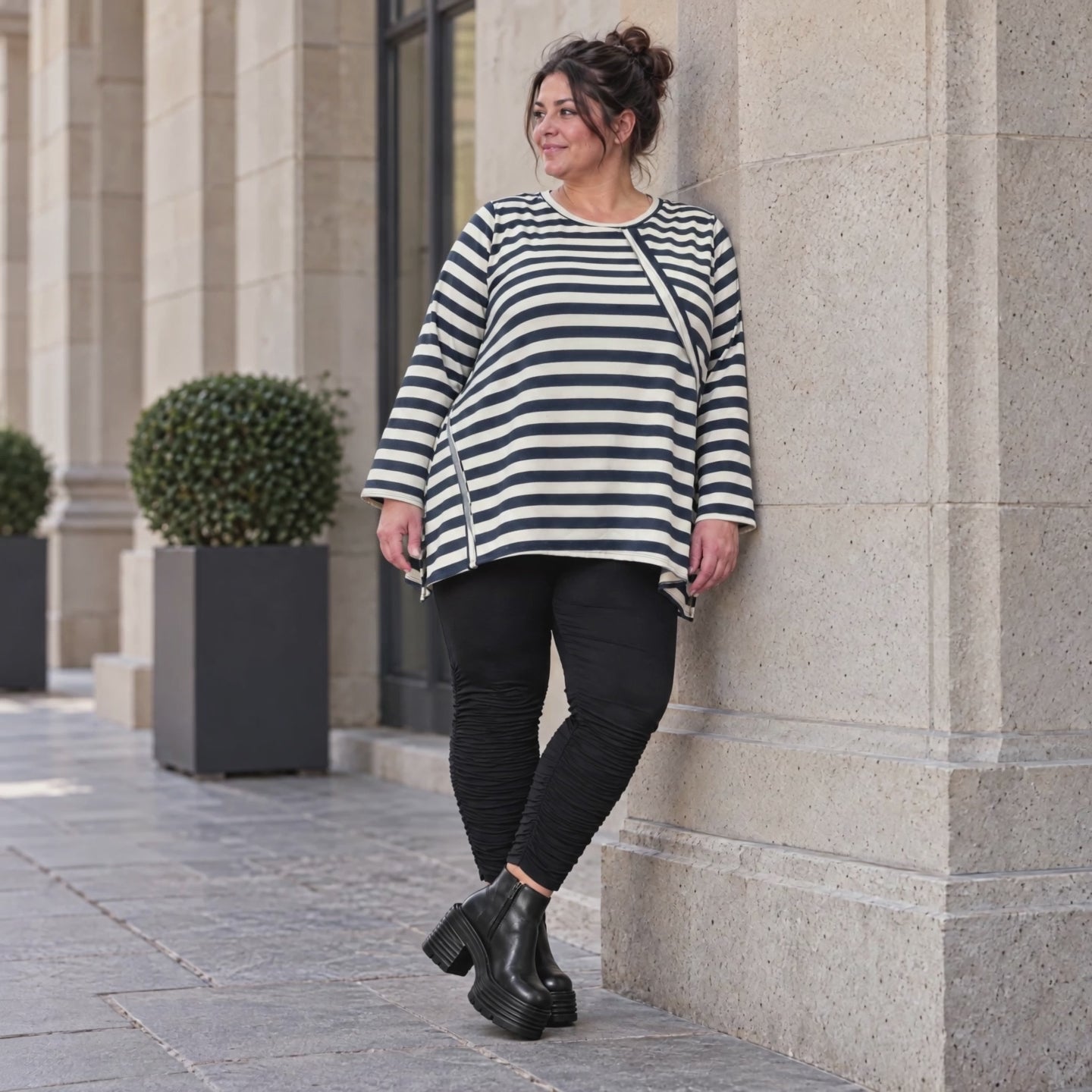 Langarmshirt in Creme/Dunkelblau mit A-Linie aus weichem Stretchjersey und Schlitzen