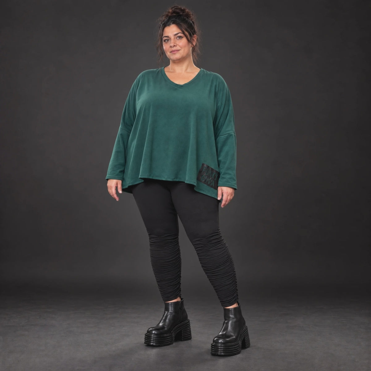 Dunkelgrünes Langarmshirt mit V-Ausschnitt aus feinem Stretchjersey und kastiger Passform