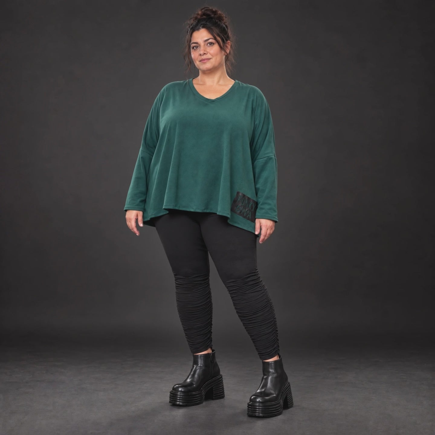 Dunkelgrünes Langarmshirt mit V-Ausschnitt aus feinem Stretchjersey und kastiger Passform