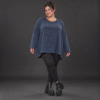 Langarmshirt aus flauschigem Feinstrick in Blau/Weiß mit A-Linie und Rundhalsausschnitt