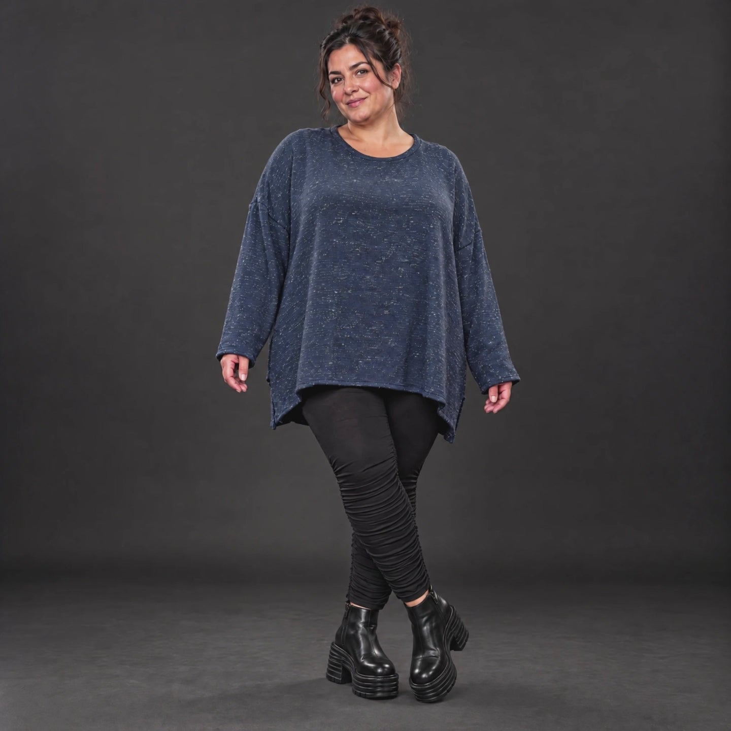 Langarmshirt aus flauschigem Feinstrick in Blau/Weiß mit A-Linie und Rundhalsausschnitt