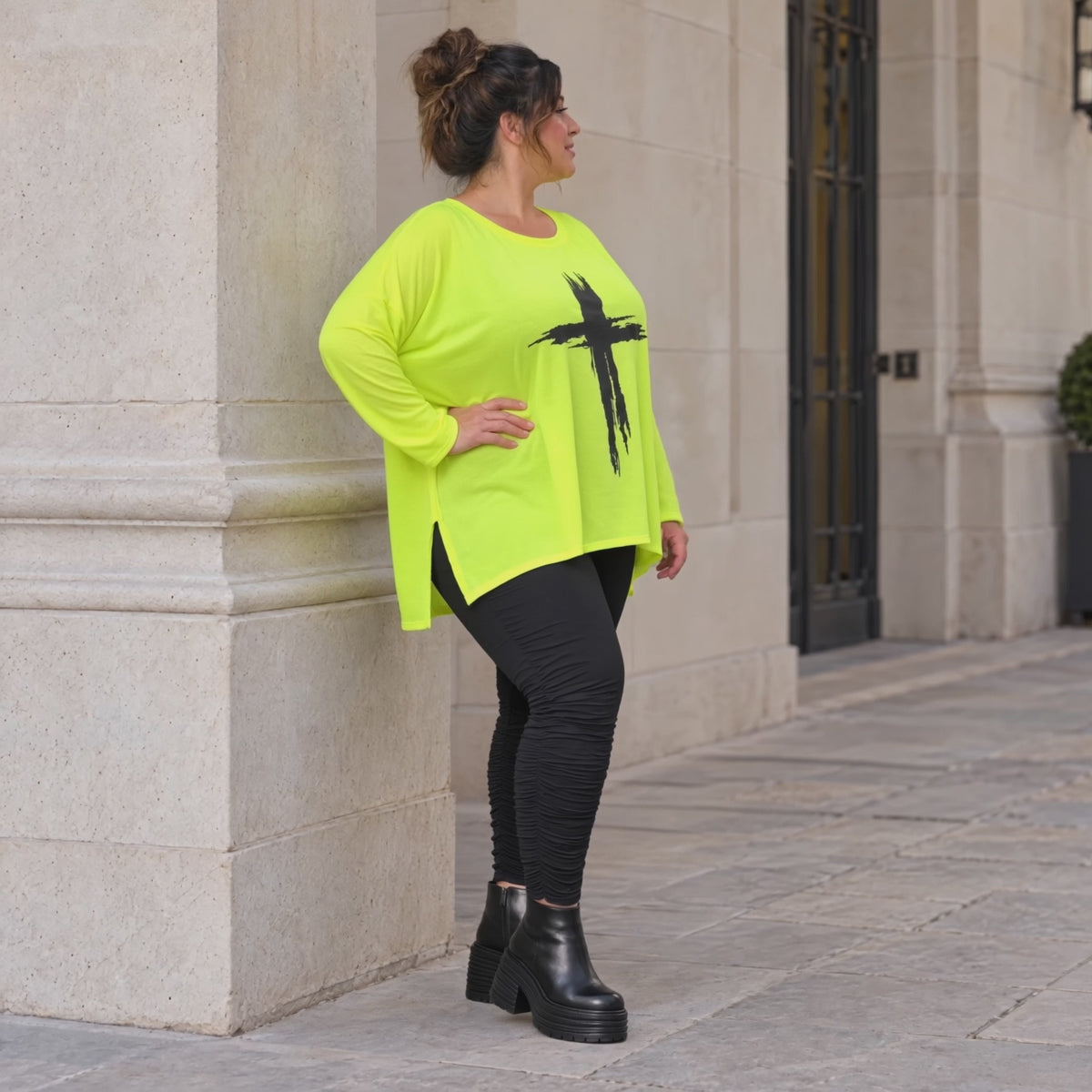 Langarmshirt in Neongelb aus weichem Baumwolljersey mit Rundhalsausschnitt und A-Linie