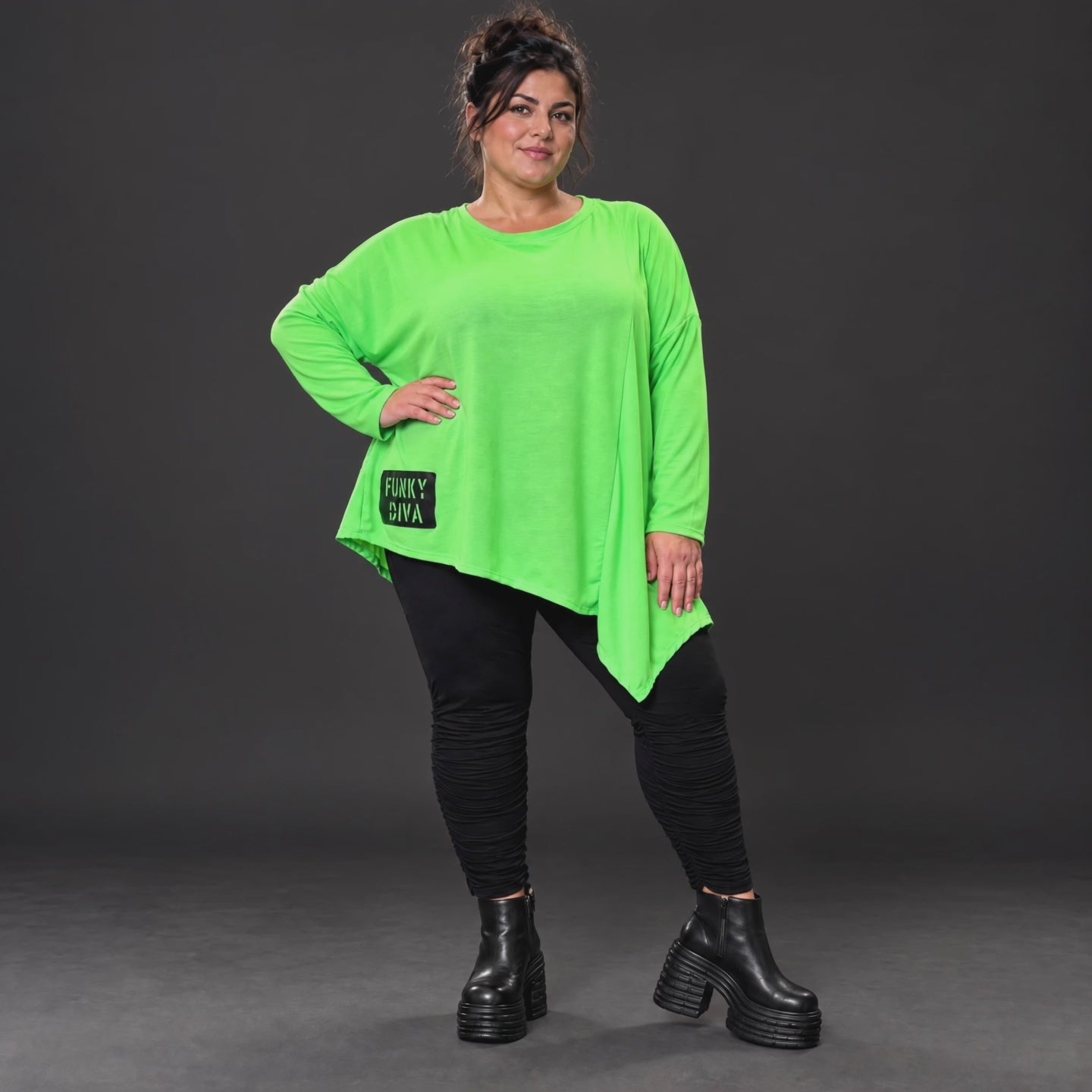 Langarmshirt in frischem Grün mit asymmetrischem Zipfelsaum aus weichem Stretchjersey