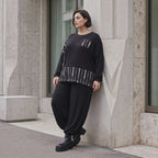 Schwarzes Basicshirt aus Viskosejersey mit Stretch und Brusttasche in geradem Schnitt