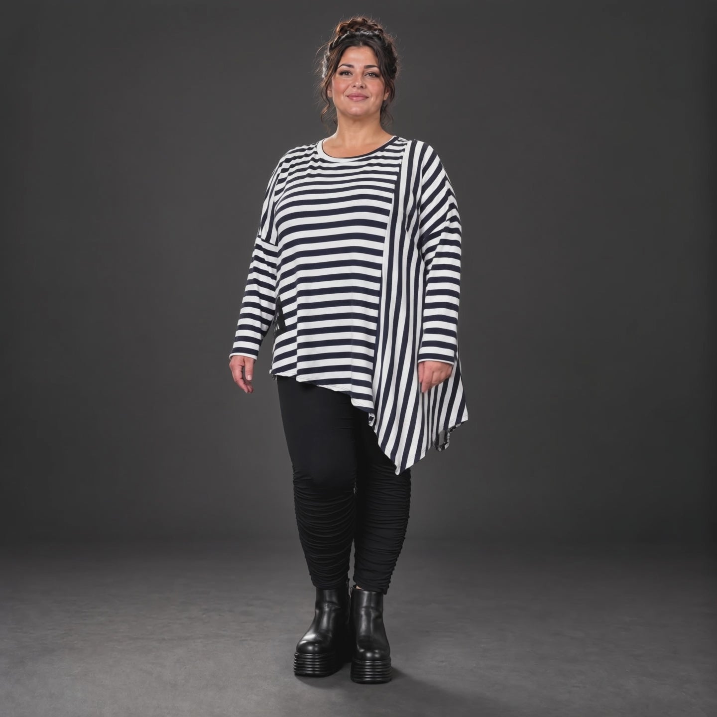 Langarmshirt in Dunkelblau/Weiß aus weichem Stretchjersey mit asymmetrischem Zipfelsaum