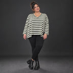Kastiges Langarmshirt in Creme/Dunkelgrün aus weichem Stretchjersey mit V-Ausschnitt