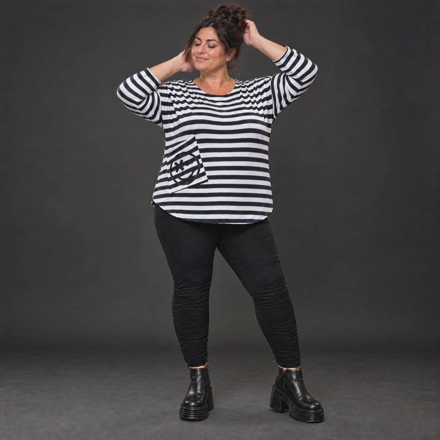 Shirt in Dunkelblau/Weiß aus weichem Stretchjersey mit 7/8-Arm und gerundeter Schnittform