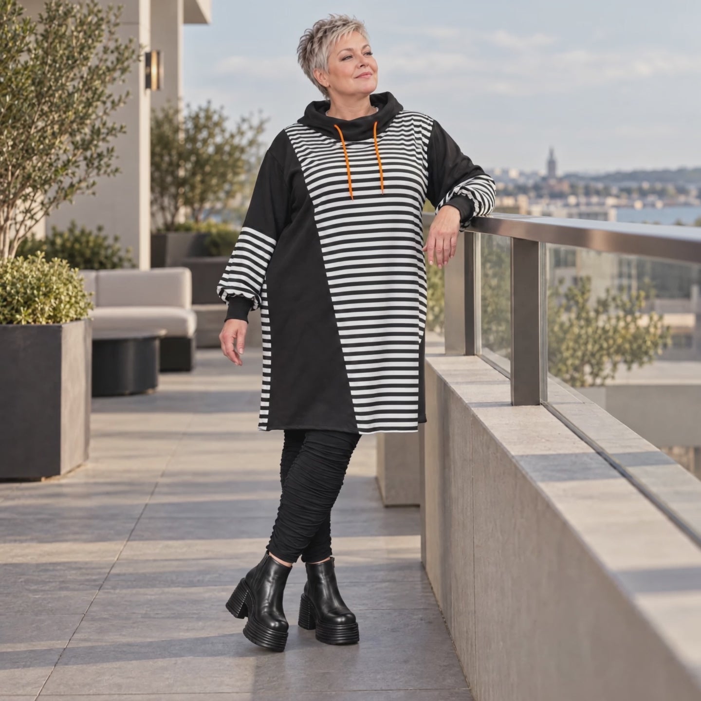 Gestreiftes Jerseykleid in Orange/Schwarz/Weiß mit Rollkragen und Kapuze in gerader Form